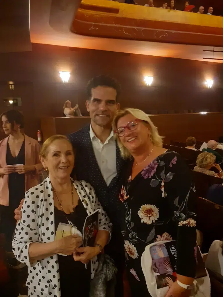 Foto ricordo con Angelita Gómez e Antonio Najarro dopo lo spettacolo Querencia nel teatro Villamarta