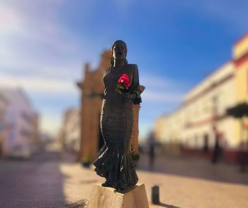 Foto del monumento della cantante jerezana la "Paquera" Francisca Mendez Garrido , situata al centro de la "Plazuela" con alle spalla la "ermita de la Yedra".