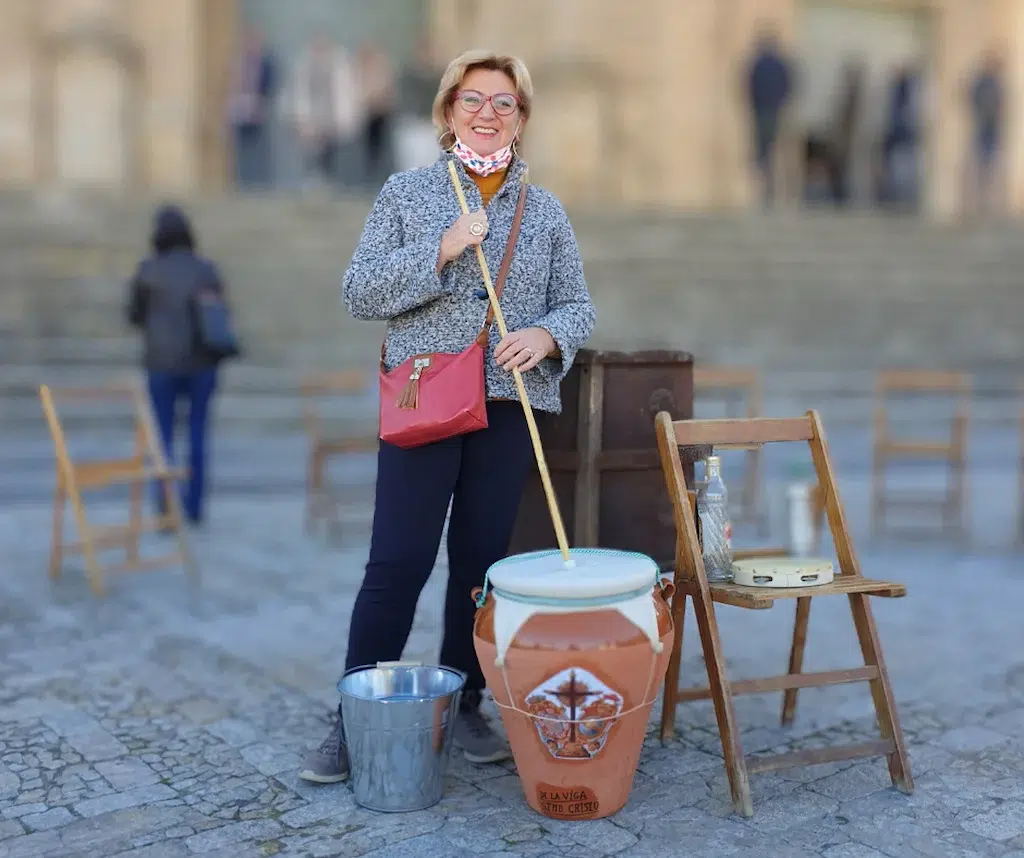  La piazza preparata per ill canto dei villancicos: zambomba in primo piano, sedia e tamburello. A breve arriverà il pubblico che si disporrà in cerchio e inizierà la festa con canti tipici natalizi.